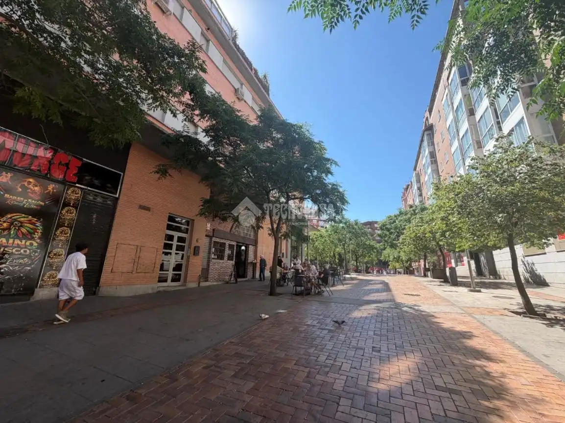 Vista exterior de Piso en venta en Madrid con Calefacción y Parquet