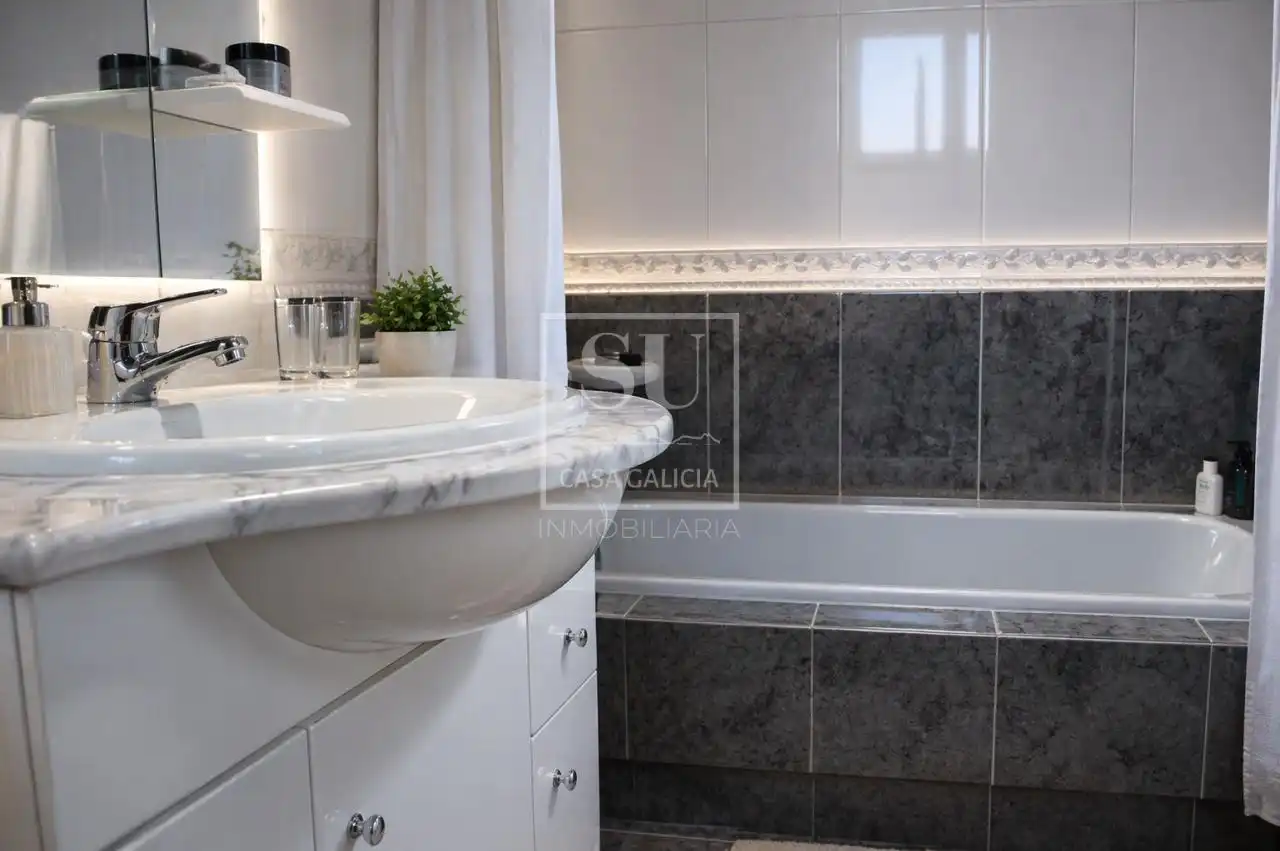 Badezimmer von Haus oder Chalet zum Verkauf in Oia mit Heizung, Privatgarten und Terrasse