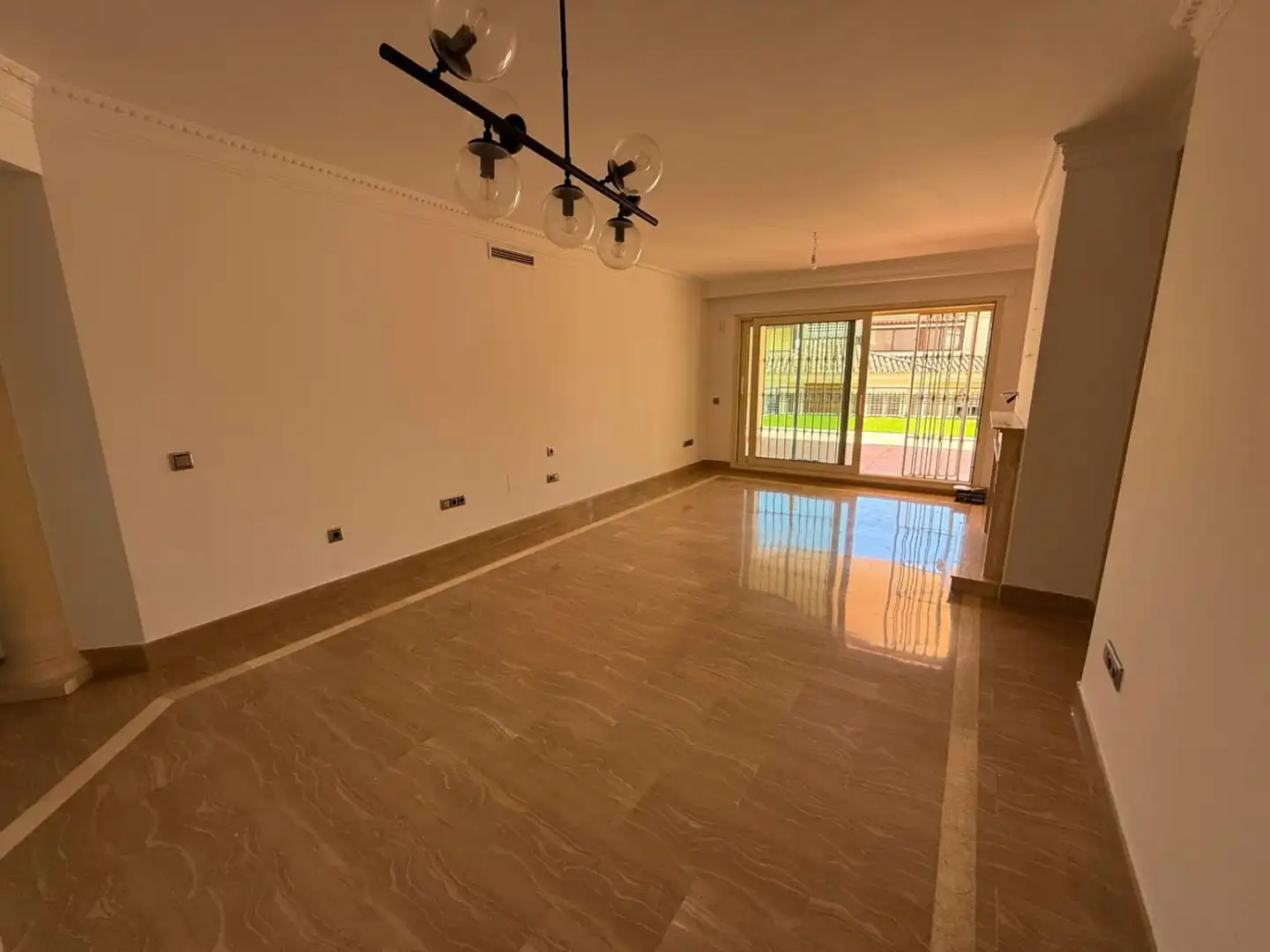 Sala de estar de Piso en venta en Marbella con Calefacción, Terraza y Piscina comunitaria