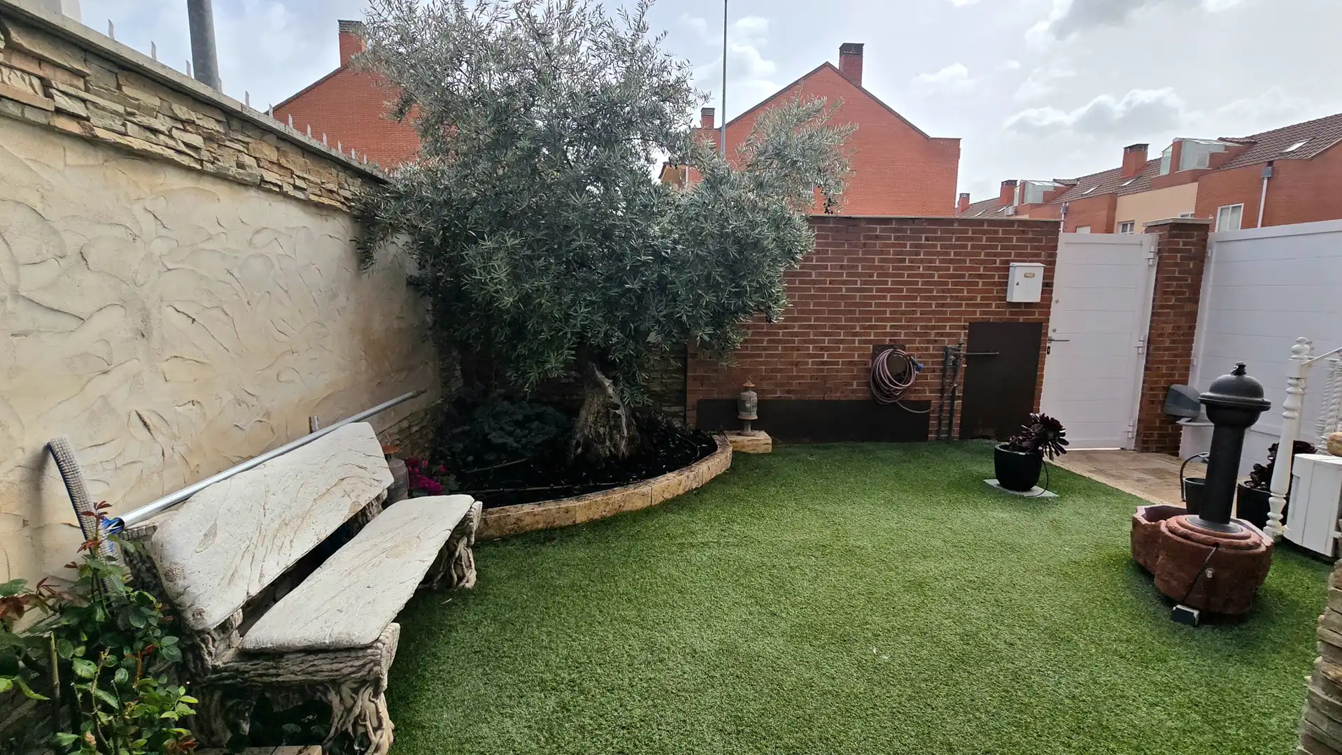 Jardí de Casa adosada en venda en Alcalá de Henares amb Aire condicionat, Calefacció i Jardí privat
