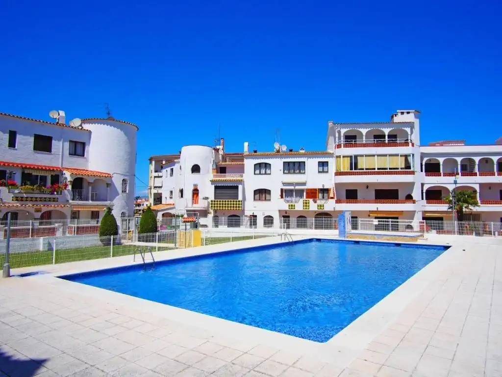 Piscina de Apartament en venda en Empuriabrava amb Jardí privat, Terrassa i Moblat