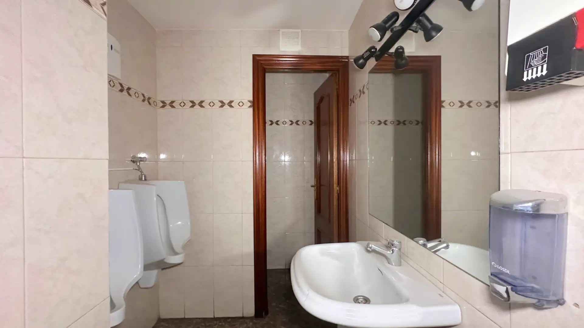 Bany de Local en venda en Madrid amb Aire condicionat, Calefacció i Moblat