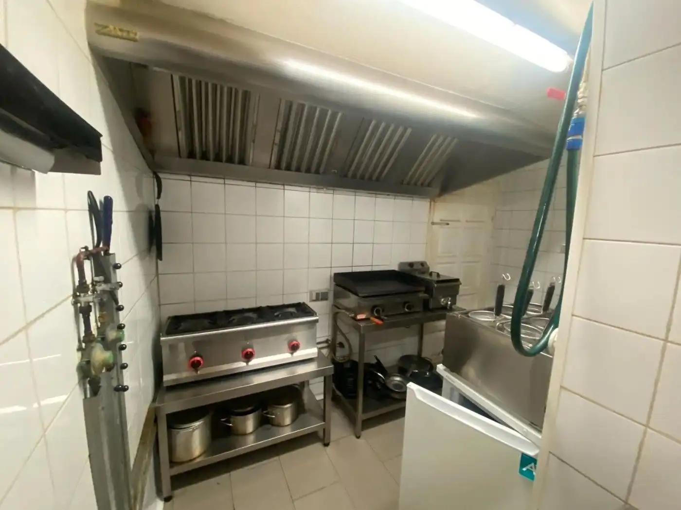 Cuina de Local en venda en Sant Pere Pescador amb Aire condicionat, Calefacció i Terrassa