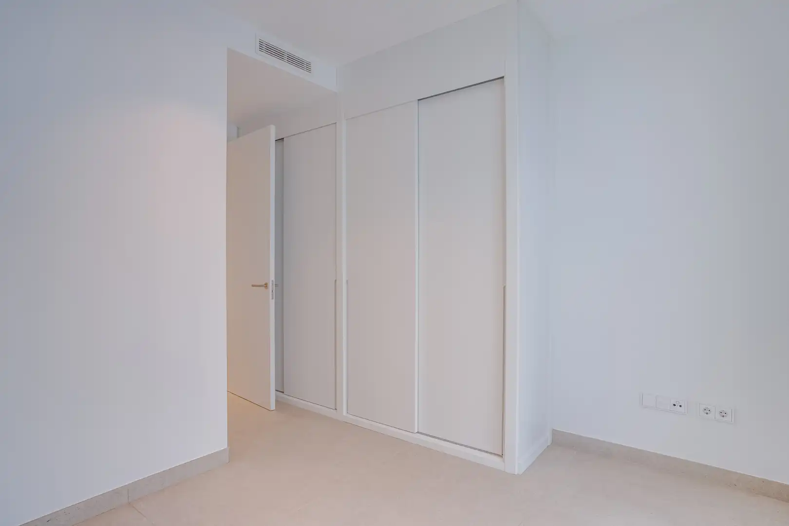 Bedroom of Ground floor for sale in Marbella  with Air Conditioner, Private garden and Terrace