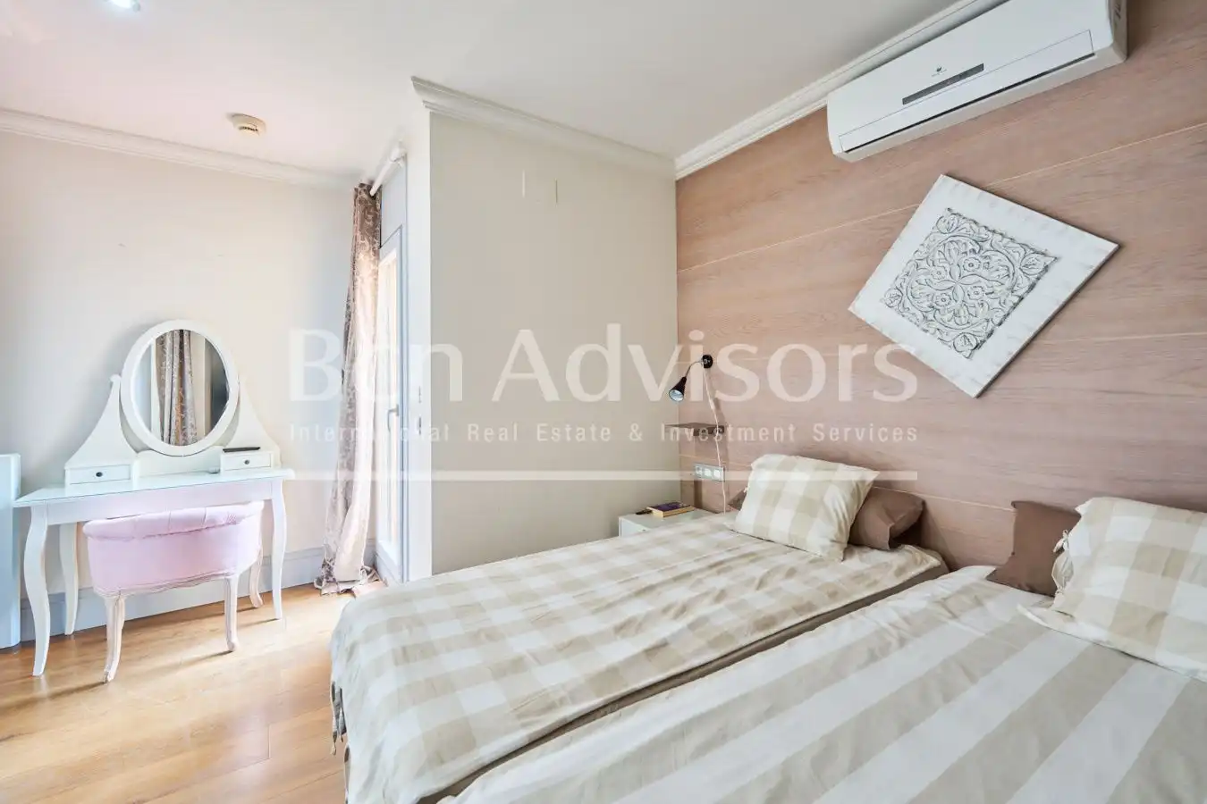 Bedroom of Attic for sale in Barcelona  with Air Conditioner, Heating and Parquet flooring