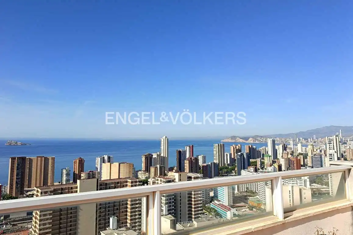 Vista exterior de Àtic en venda en Benidorm amb Aire condicionat, Jardí privat i Piscina comunitària