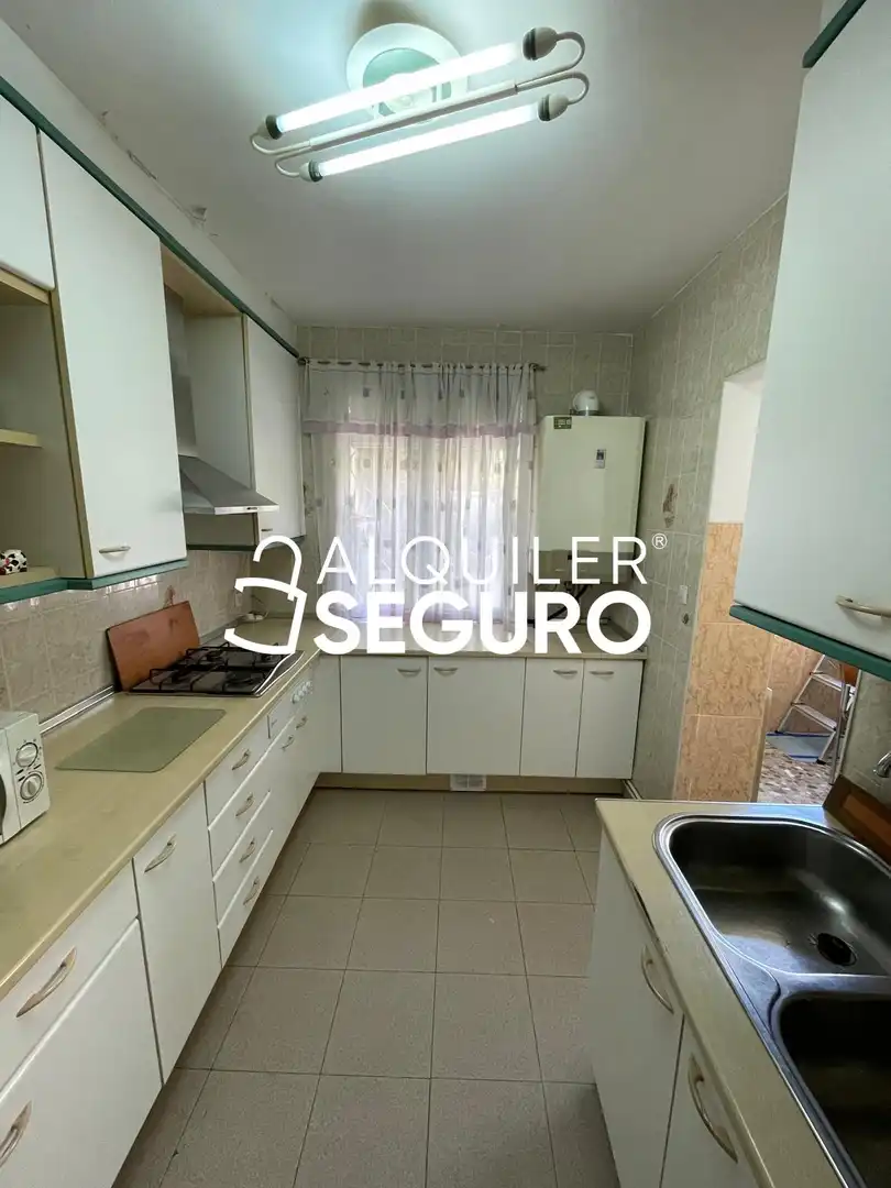Cuina de Pis de lloguer en Madrid amb Calefacció i Moblat