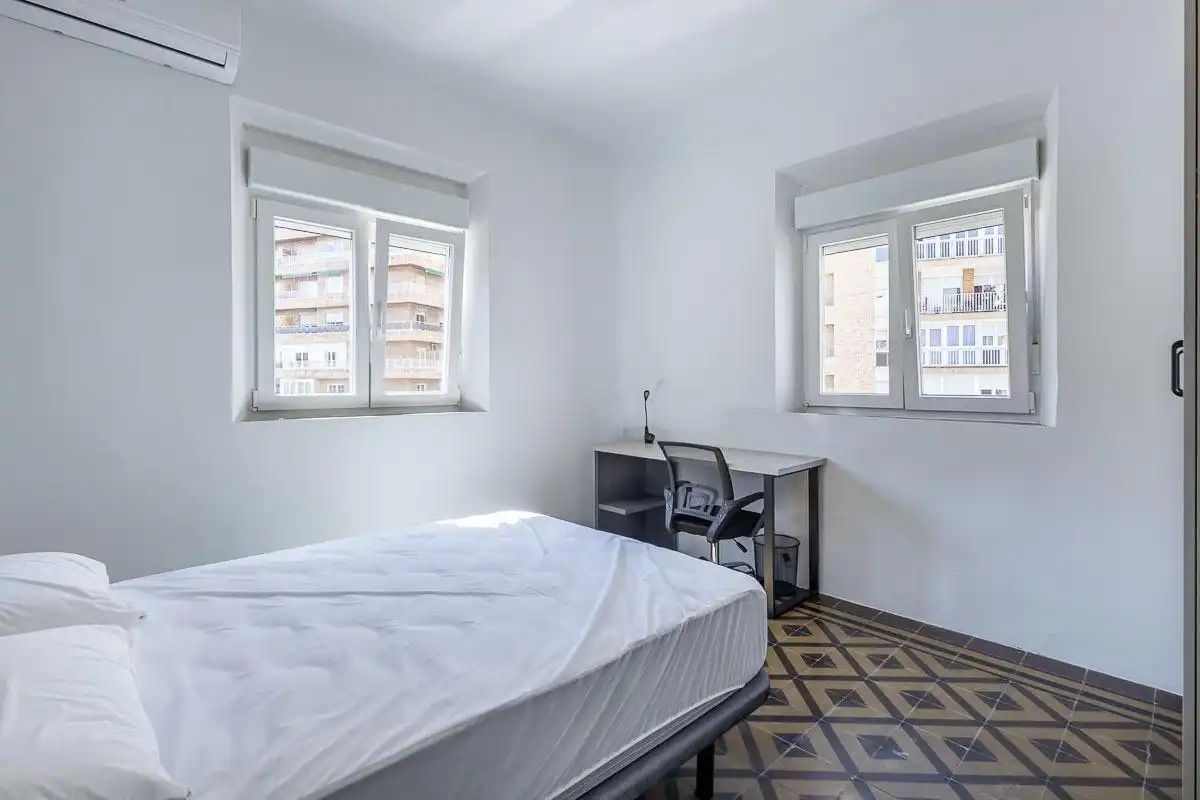 Habitación de Piso de alquiler en Granada con Aire acondicionado, Amueblado y Balcón