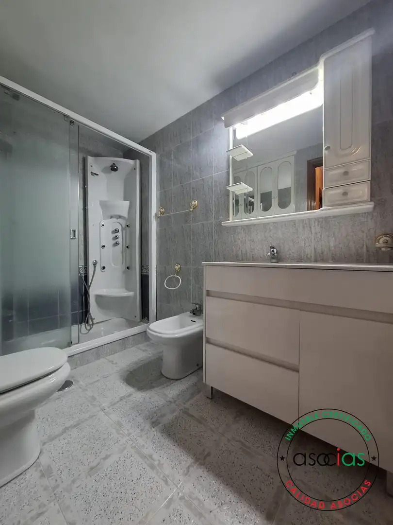 Badezimmer von Wohnung zur Miete in Gijón  mit Heizung, Parkett und Möbliert