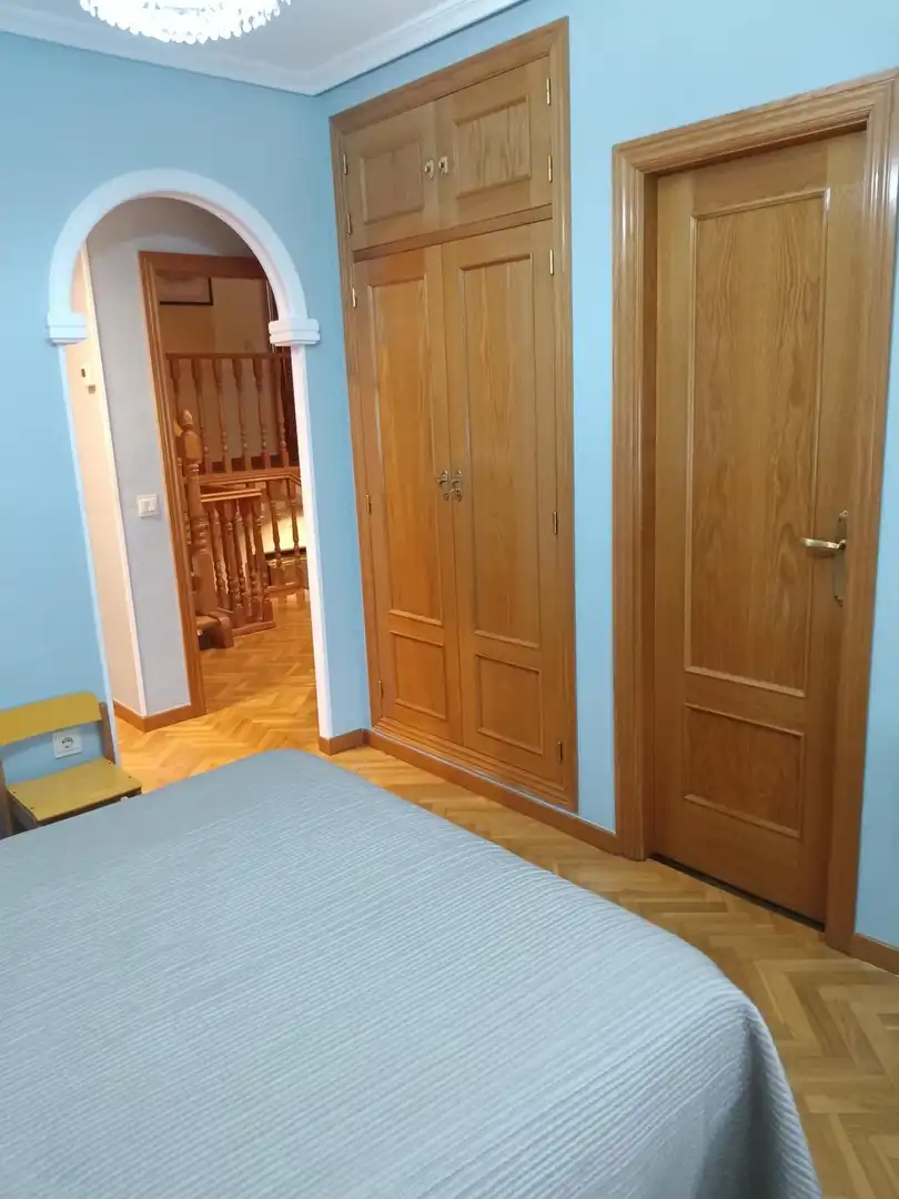 Habitación de Casa adosada en venta en La Lastrilla  con Aire acondicionado, Calefacción y Jardín privado