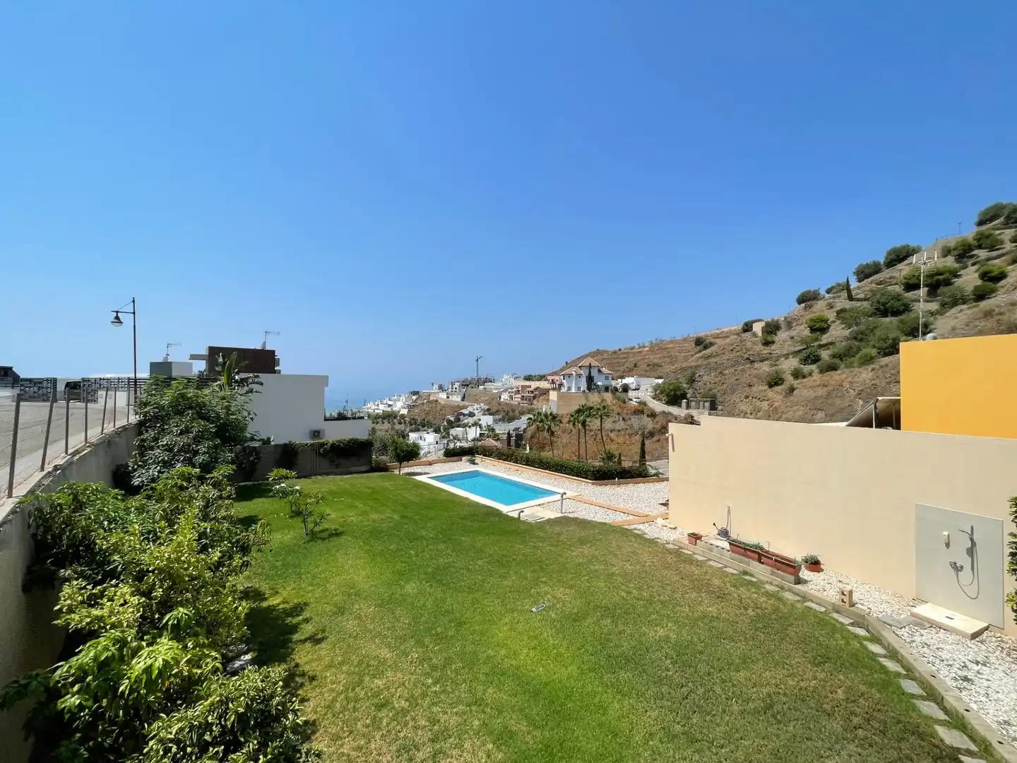 Vista exterior de Casa o xalet en venda en Torrox amb Aire condicionat, Jardí privat i Piscina