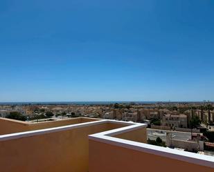 Vista exterior de Apartament en venda en Orihuela amb Aire condicionat, Piscina i Moblat