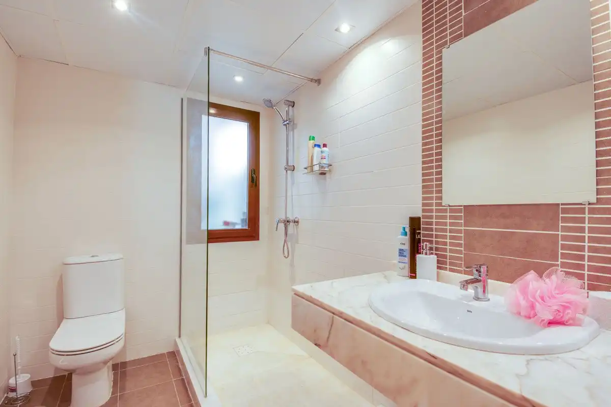 Bathroom of Ground floor for sale in Estepona  with Air Conditioner, Private garden and Terrace