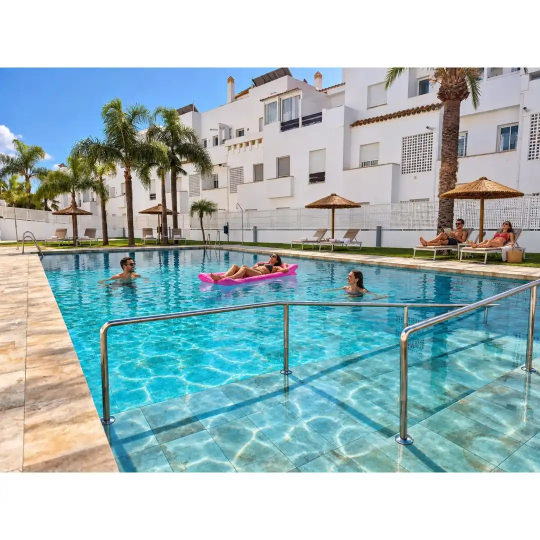Schwimmbecken von Dachboden zum Verkauf in Estepona mit Klimaanlage, Terrasse und Schwimmbad