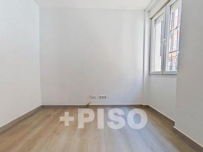 Bedroom of Flat for sale in  Madrid Capital  with Heating, Oven and Washing machine