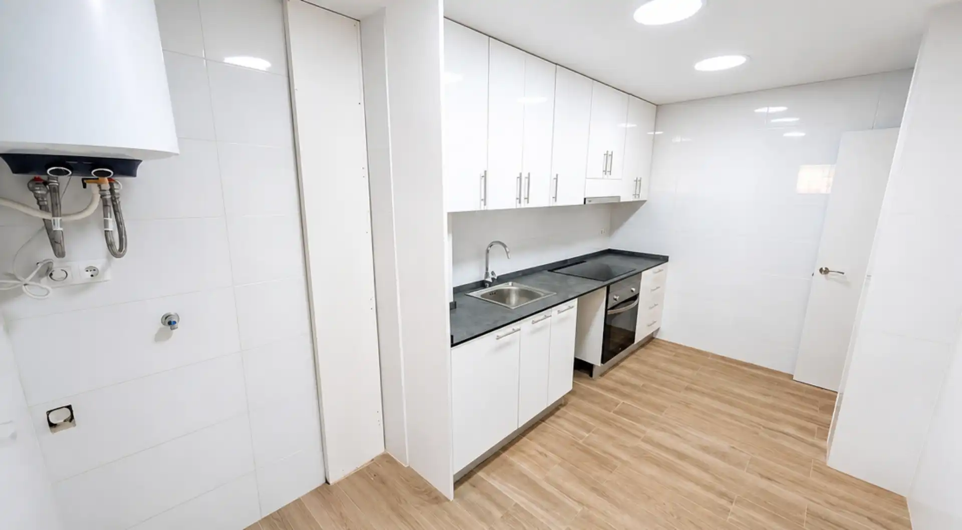 Küche von Wohnung zum Verkauf in Barcelona mit Ofen und Alarm
