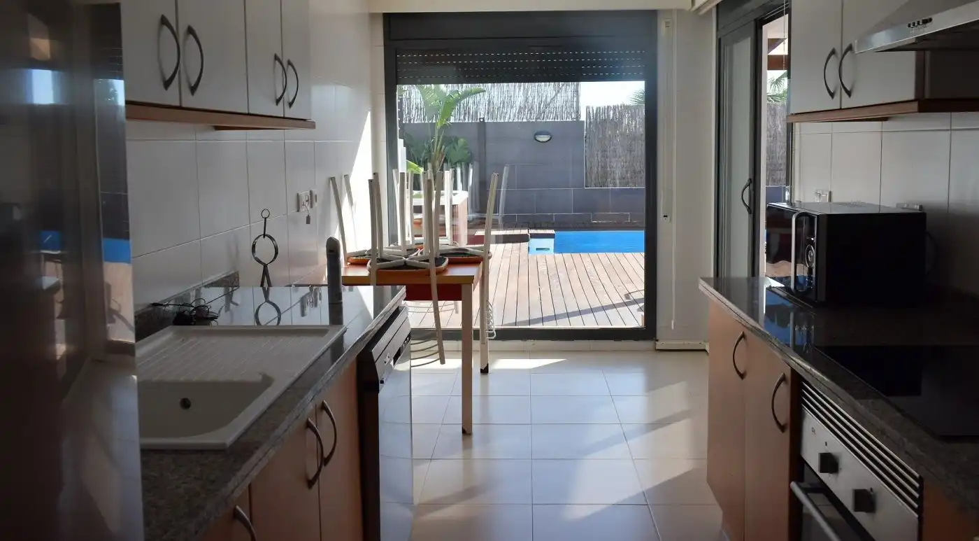 Cuina de Casa adosada en venda en Calafell amb Calefacció, Jardí privat i Terrassa
