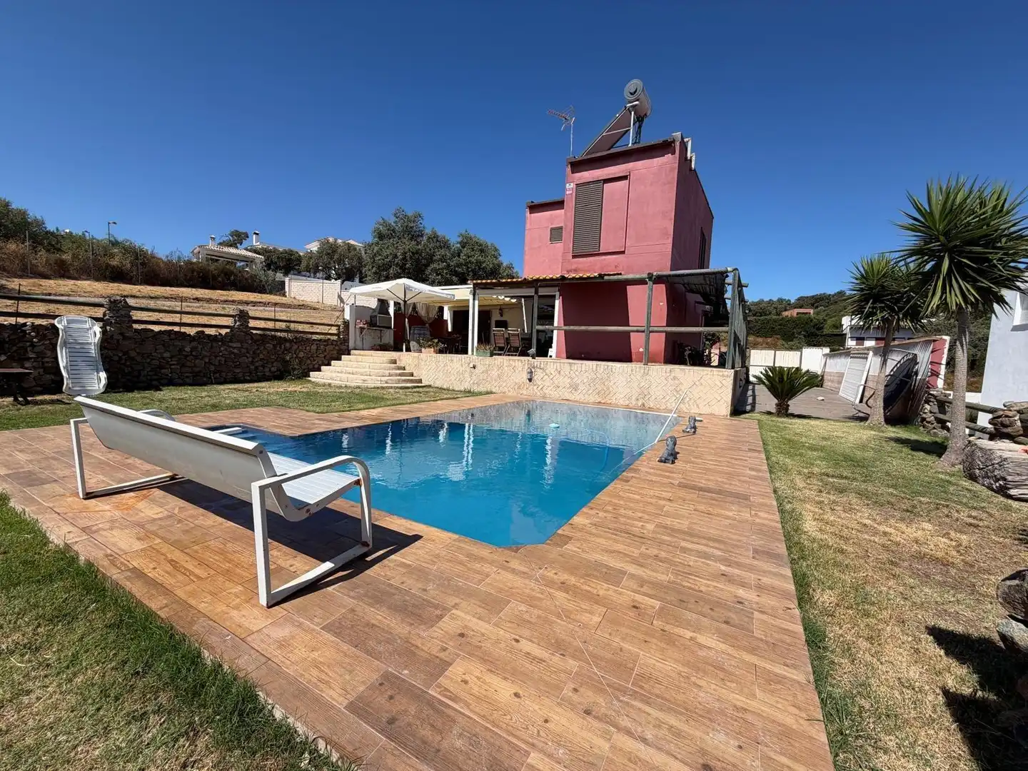 Piscina de Casa o xalet en venda en El Castillo de las Guardas amb Jardí privat i Piscina comunitària