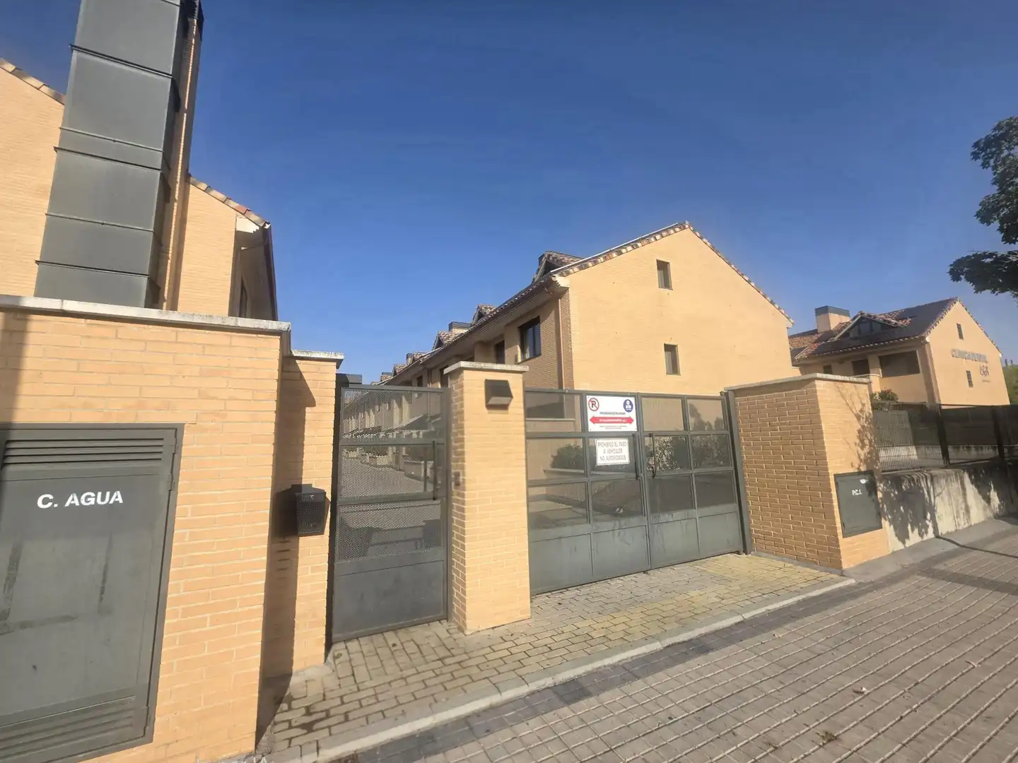 Adossat amb piscina en venda a Hospital