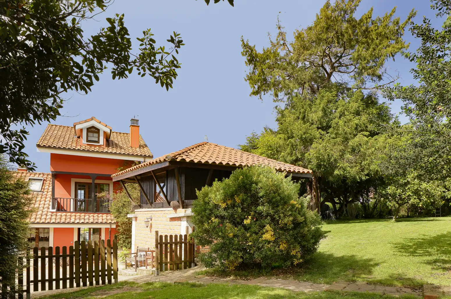 Vista exterior de Casa o xalet en venda en Gijón  amb Calefacció, Jardí privat i Parquet