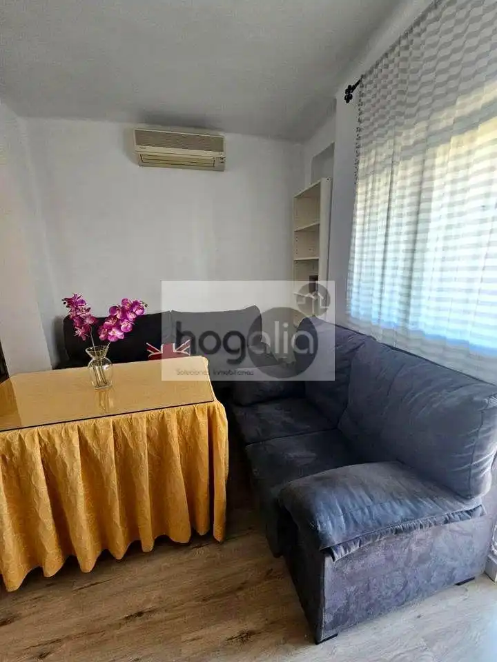 Living room of Flat for rent in Sevilla  with Air Conditioner, Terrace and Furnished
