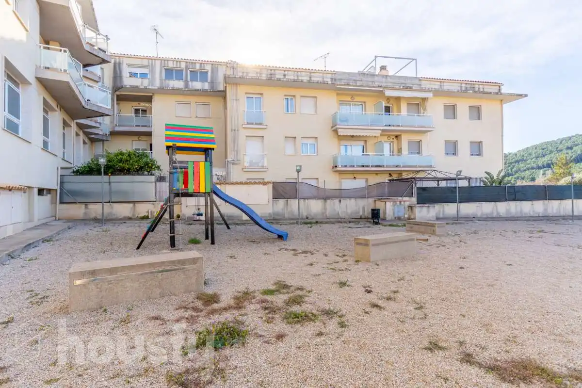 Außenansicht von Wohnung zum Verkauf in Sant Martí Sarroca mit Privatgarten, Abstellraum und Gemeinschaftspool
