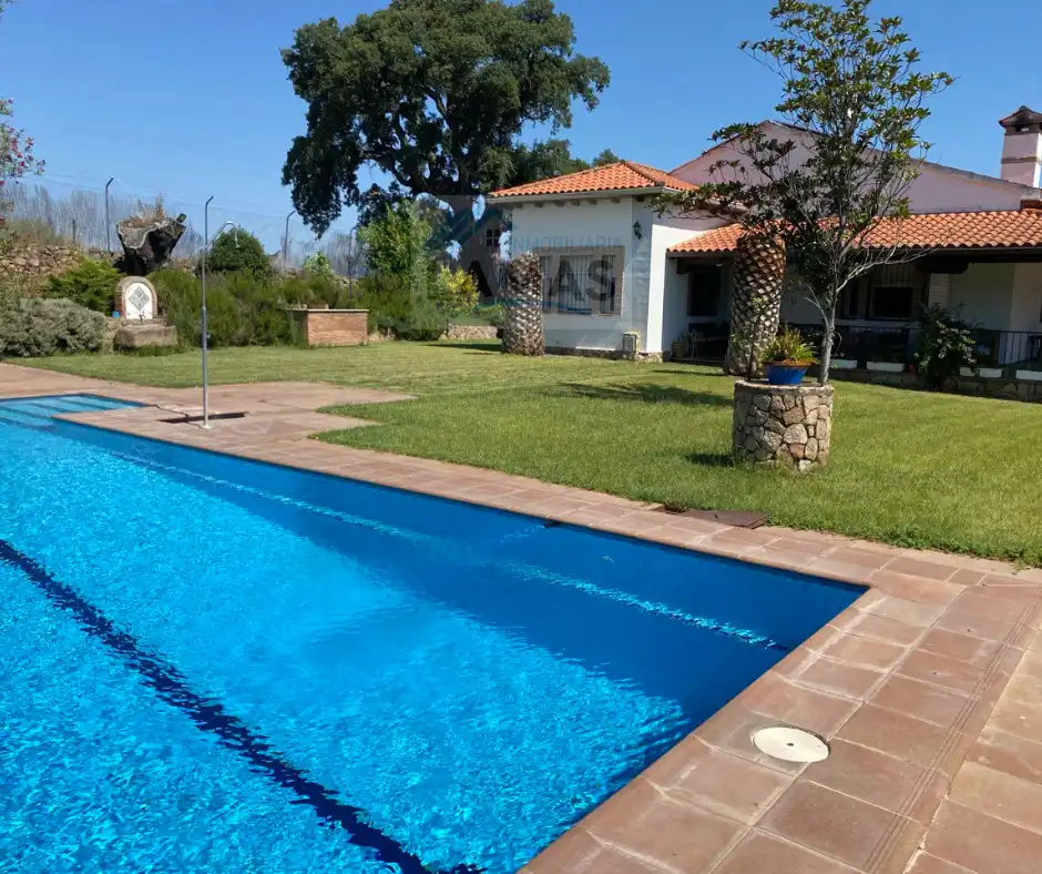 Piscina de Finca rústica en venda en Navalmoral de la Mata amb Aire condicionat, Calefacció i Jardí privat