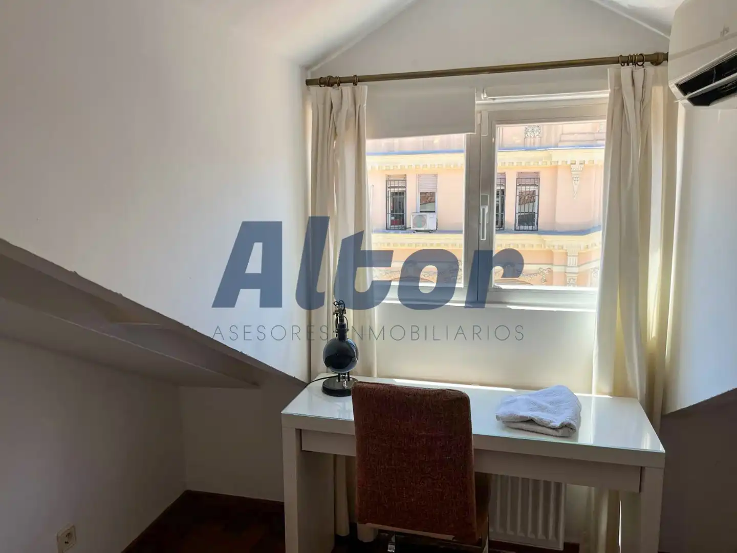 Dormitori de Dúplex de lloguer en Madrid amb Aire condicionat, Calefacció i Moblat