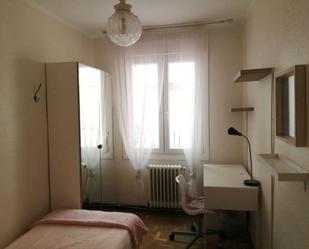 Bedroom of Flat to share in  Pamplona / Iruña  with Air Conditioner and Terrace