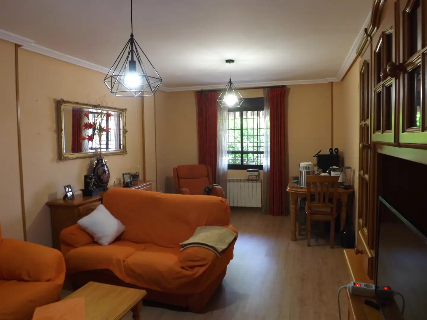 Wohnzimmer von Einfamilien-Reihenhaus zum Verkauf in Talavera de la Reina mit Klimaanlage, Heizung und Privatgarten