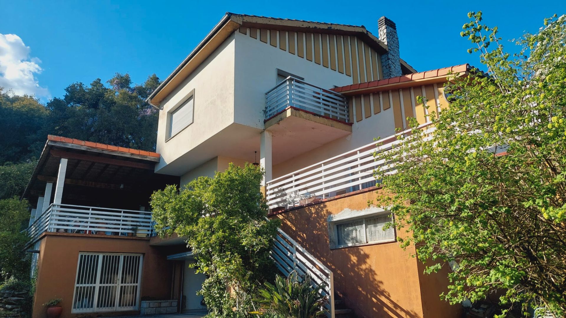 Vista exterior de Casa o xalet en venda en Ourense Capital  amb Calefacció, Terrassa i Moblat