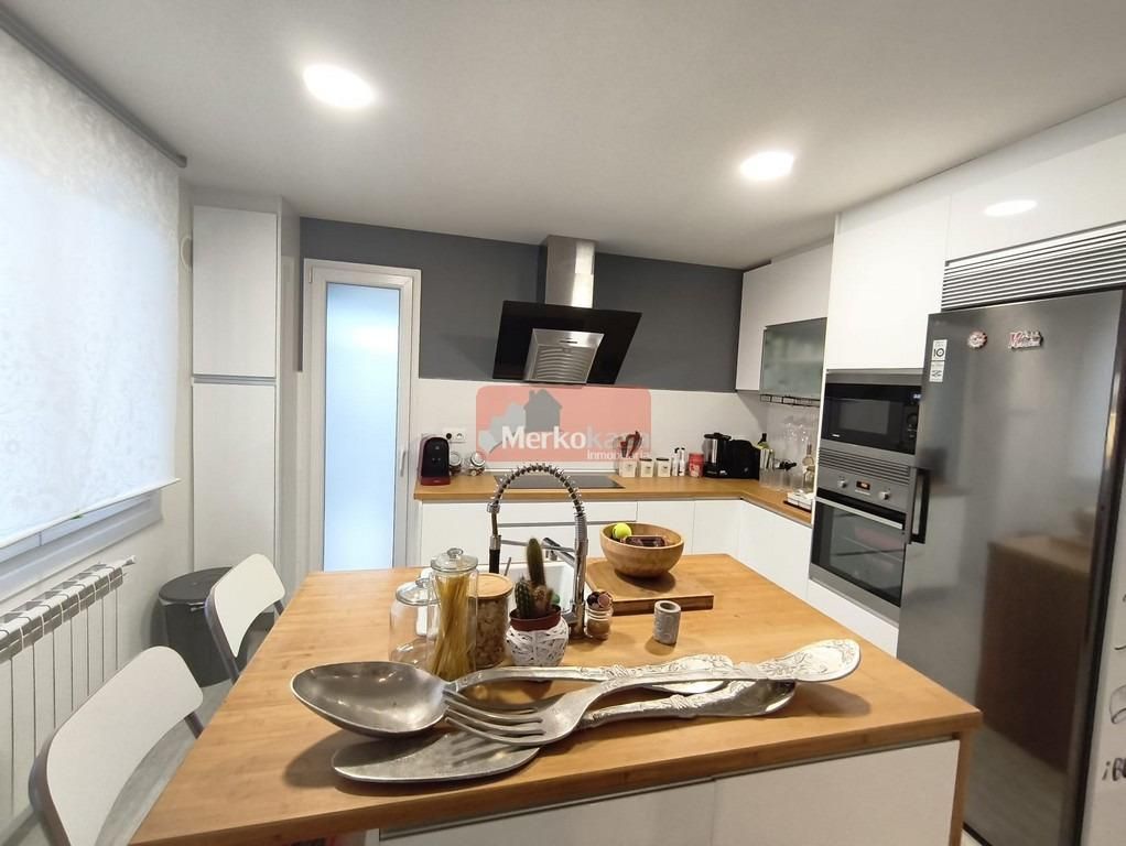 Cuina de Casa adosada en venda en Lugo Capital amb Calefacció i Jardí privat