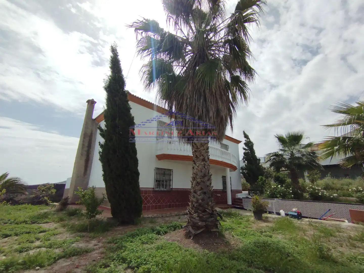 Vista exterior de Casa o xalet en venda en Fuerte del Rey amb Jardí privat, Terrassa i Balcó