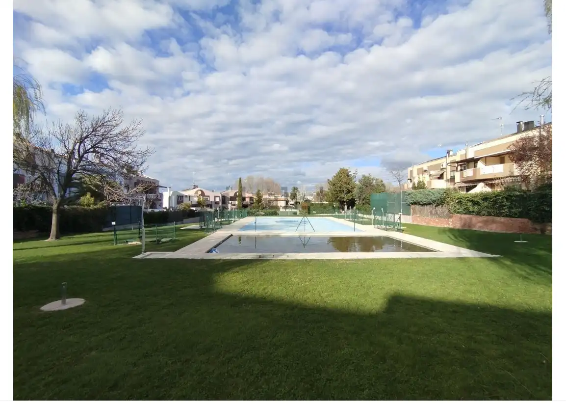 Piscina de Casa adosada en venda en Villaviciosa de Odón amb Aire condicionat, Calefacció i Jardí privat