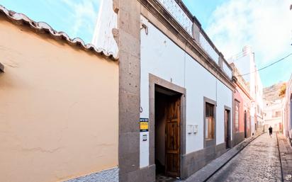 Vista exterior de Casa adosada en venda en Arucas amb Terrassa i Balcó