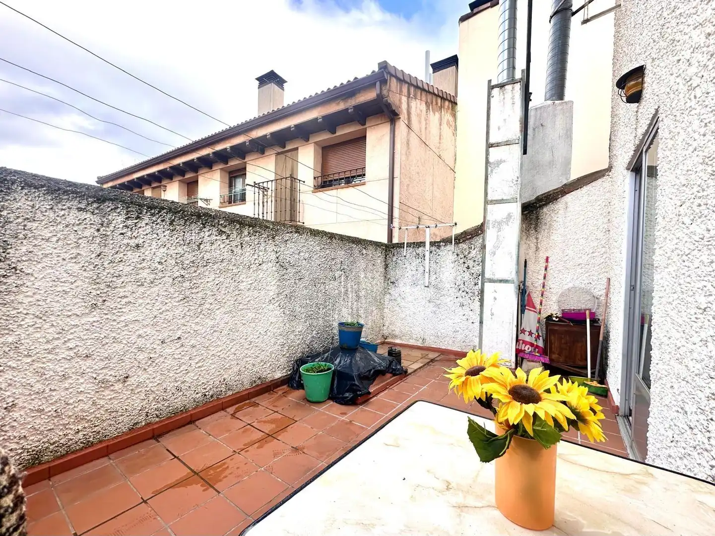 Außenansicht von Wohnung zum Verkauf in Lozoya mit Terrasse und Balkon