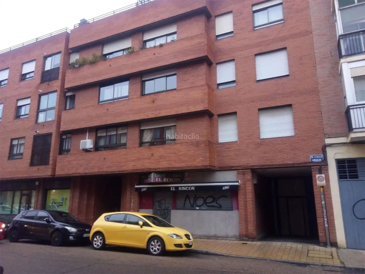 Individual de lloguer a Calle de Argales 19
