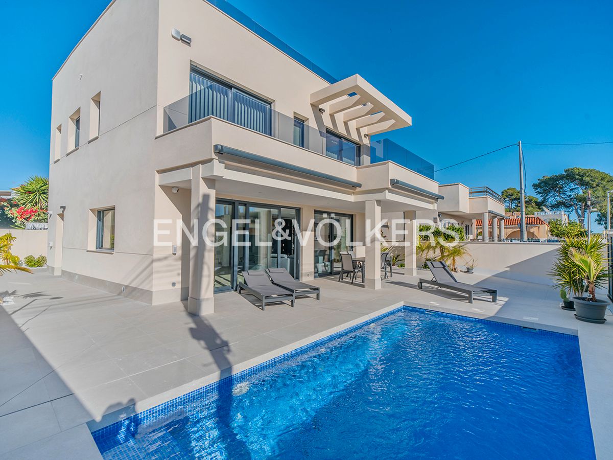 Vista exterior de Casa o xalet en venda en Elche / Elx amb Aire condicionat, Calefacció i Jardí privat