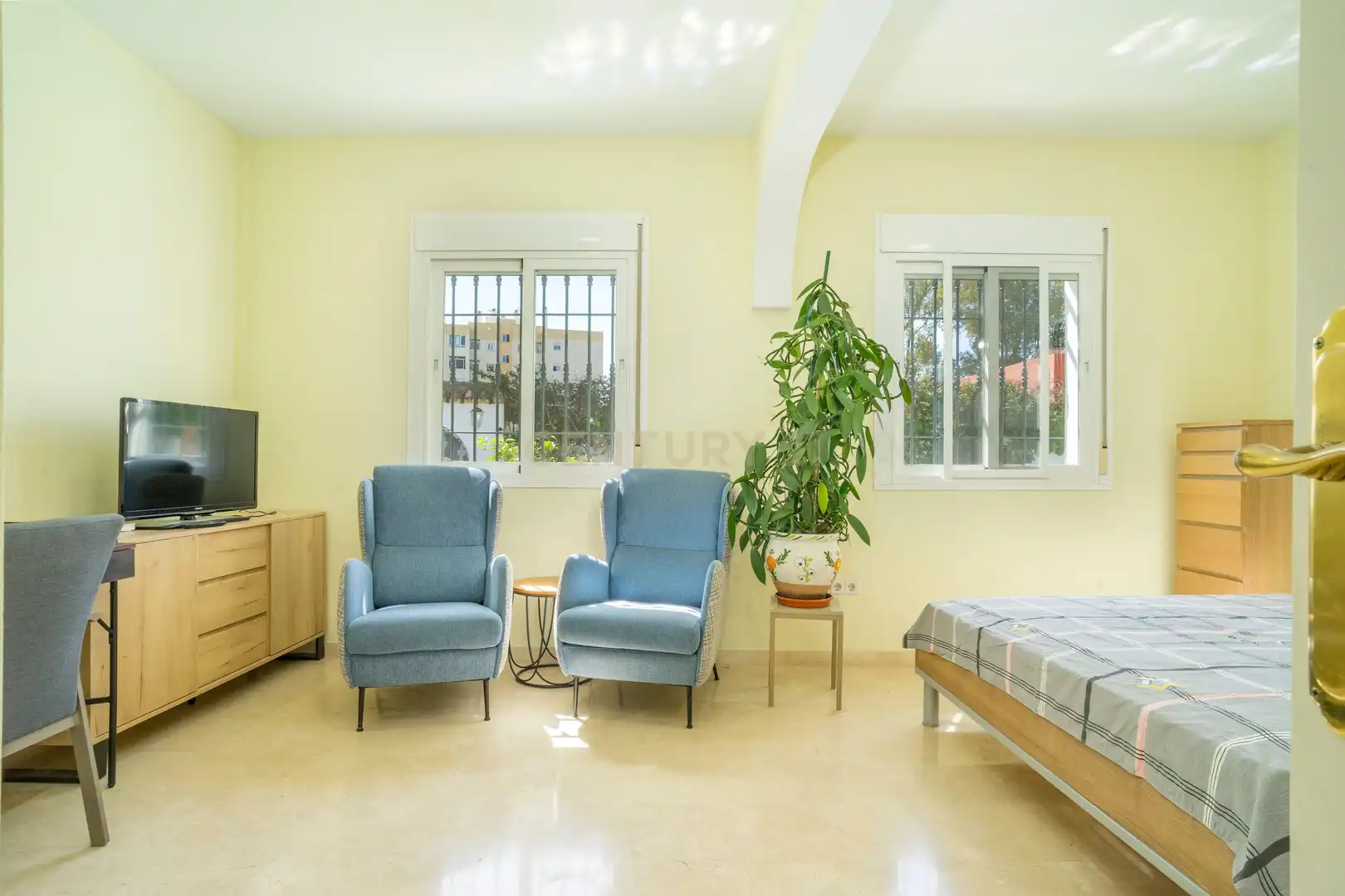 Sala d'estar de Casa o xalet en venda en Fuengirola amb Aire condicionat, Jardí privat i Traster