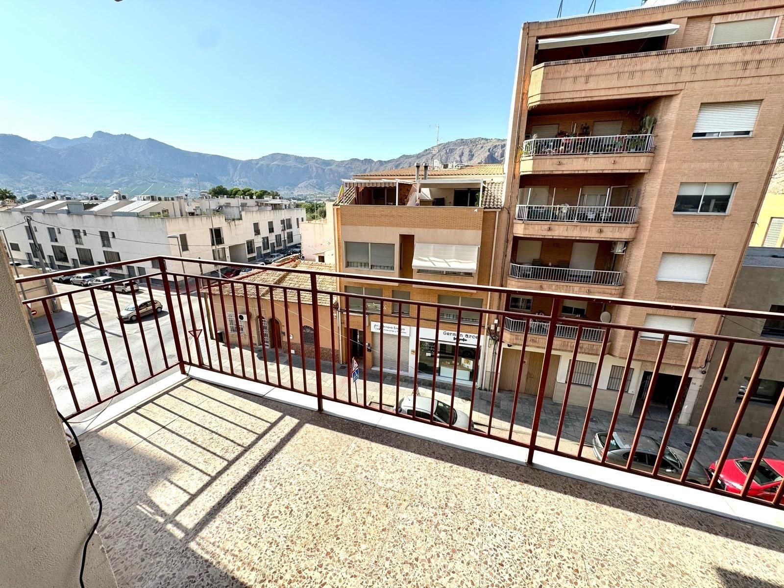 Vista exterior de Pis en venda en Orihuela amb Terrassa i Balcó