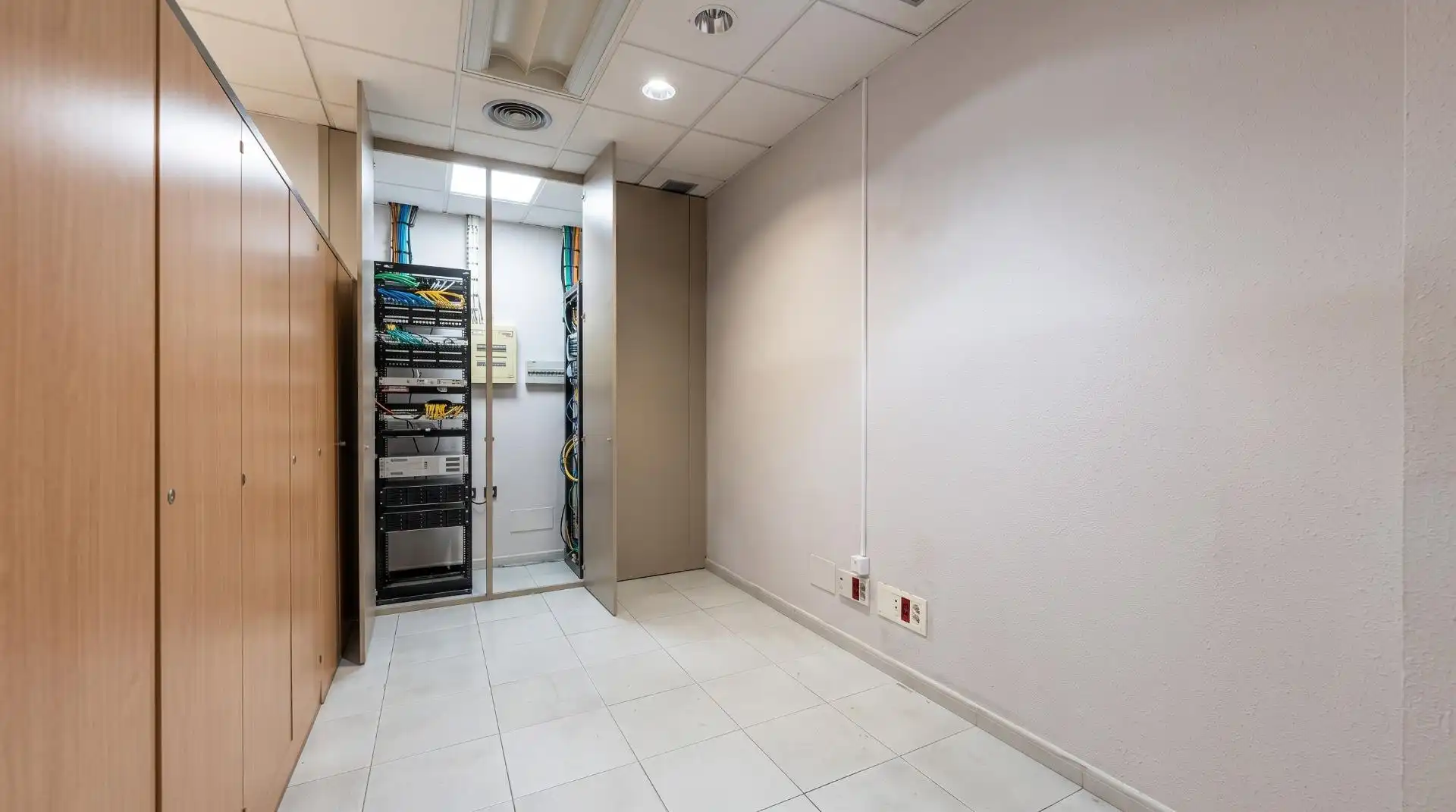Office for sale in Las Palmas de Gran Canaria  with Air Conditioner