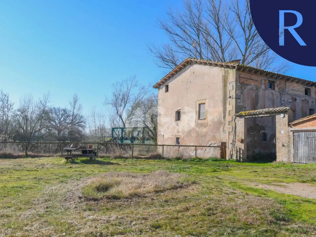 Casa rústica amb jardí en venda a Calle Gurri SN