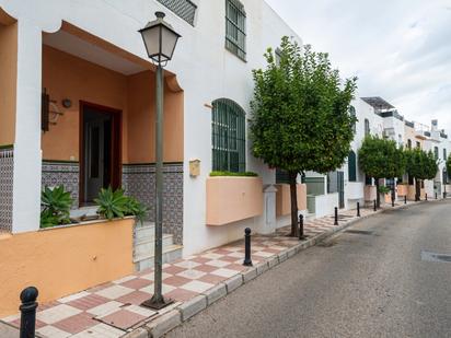 Vista exterior de Casa adosada en venda en Marbella amb Terrassa i Traster