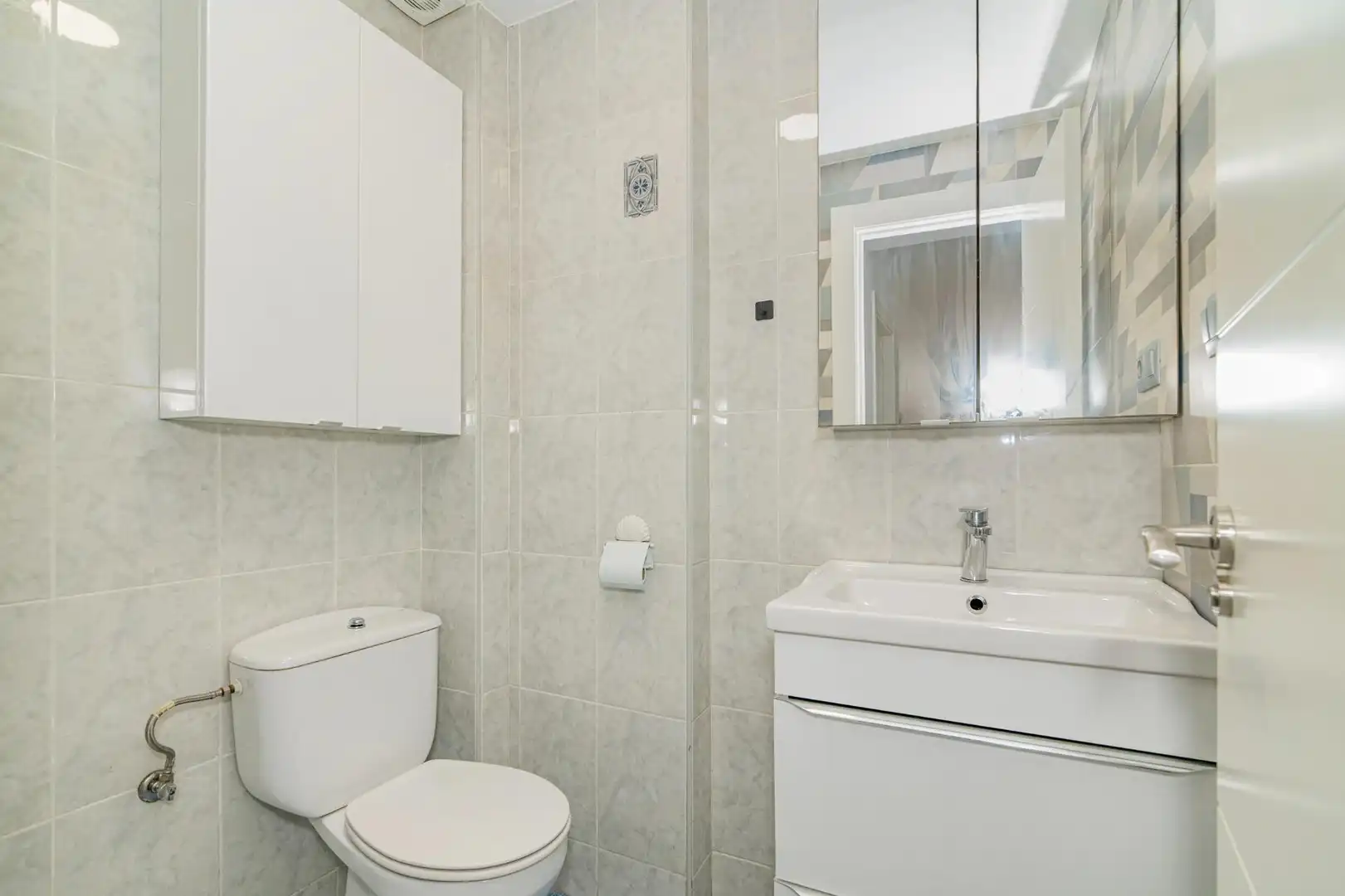 Bathroom of Flat for sale in Granada  with Air Conditioner, Heating and Terrace
