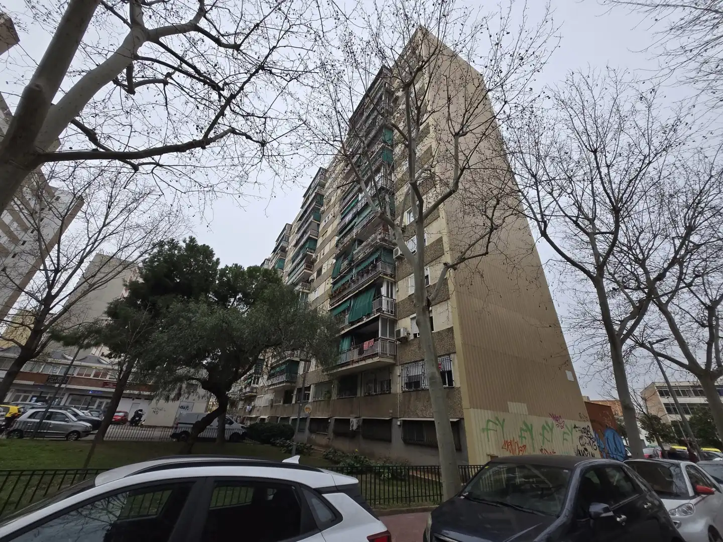 Exterior view of Flat for sale in L'Hospitalet de Llobregat  with Oven, Balcony and Alarm