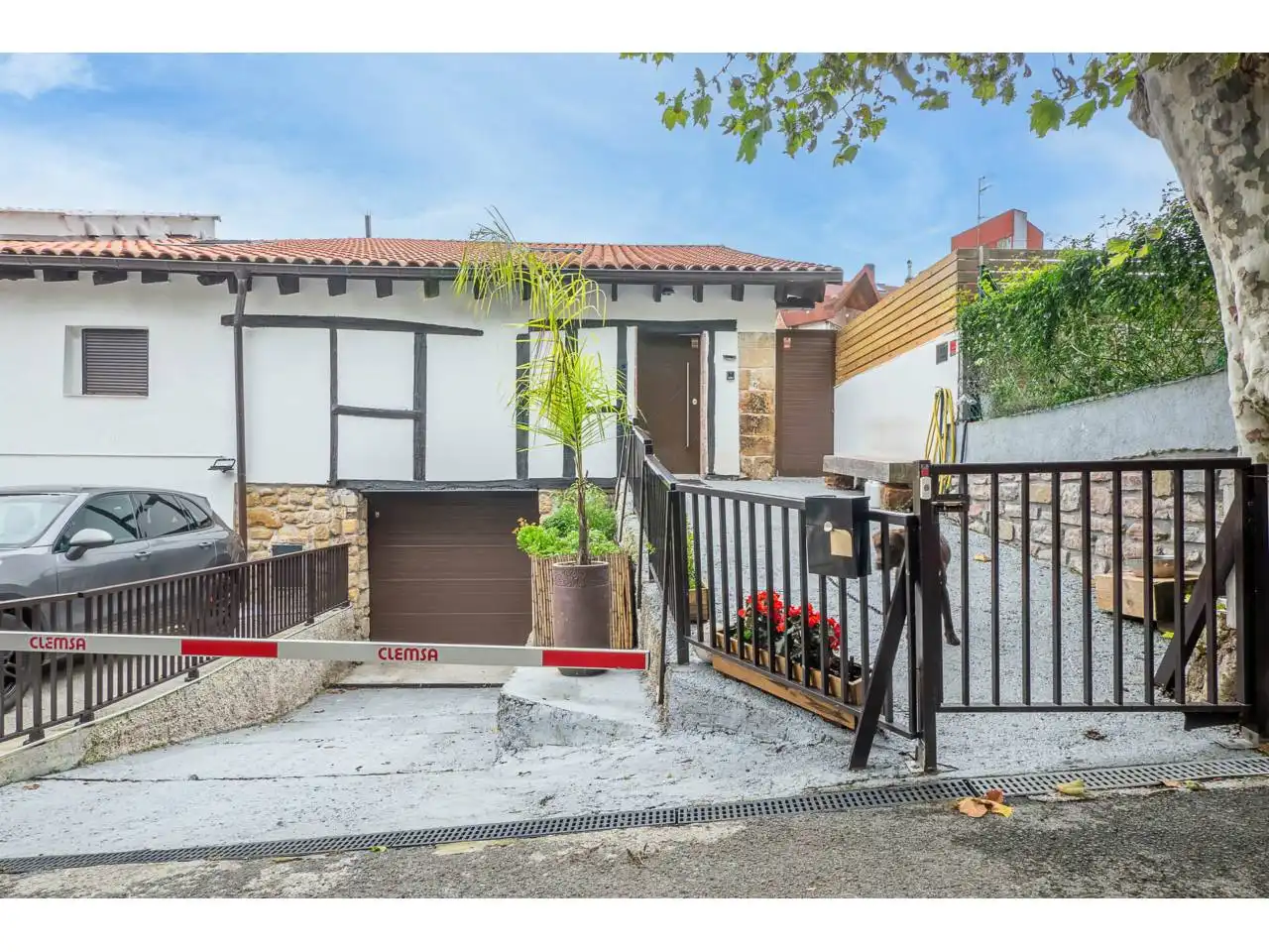 Vista exterior de Casa o xalet en venda en Donostia - San Sebastián  amb Aire condicionat, Calefacció i Jardí privat