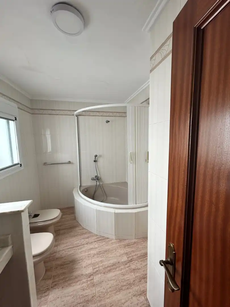 Baño de Piso de alquiler en Alaquàs con Horno, Balcón y Alarma