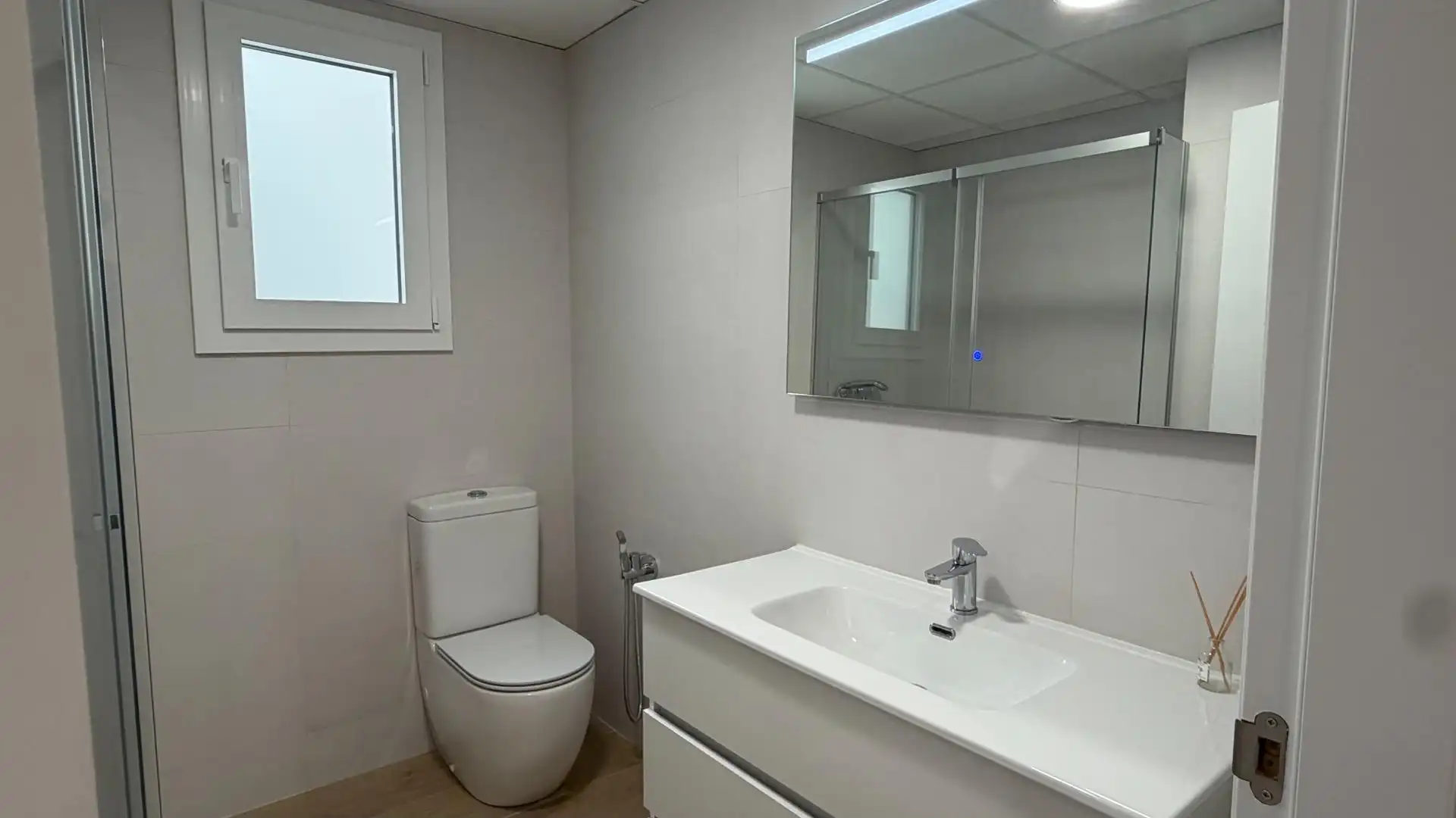 Bany de Apartament de lloguer en Valencia amb Aire condicionat, Calefacció i Moblat