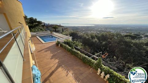 Gran casa con piscina y vistas al mar.