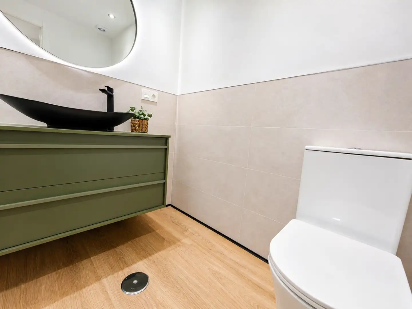 Badezimmer von Wohnung zum Verkauf in Manilva mit Klimaanlage, Terrasse und Möbliert
